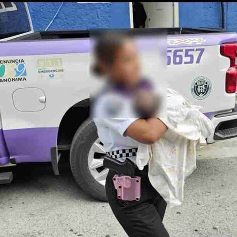 Policía Geaving, amamantó a un bebé recatado para salvar su vida