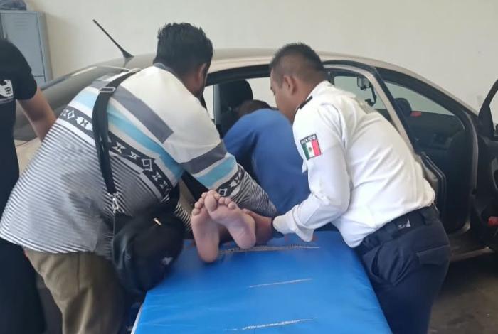 Policía Morelia abre paso a joven con convulsiones