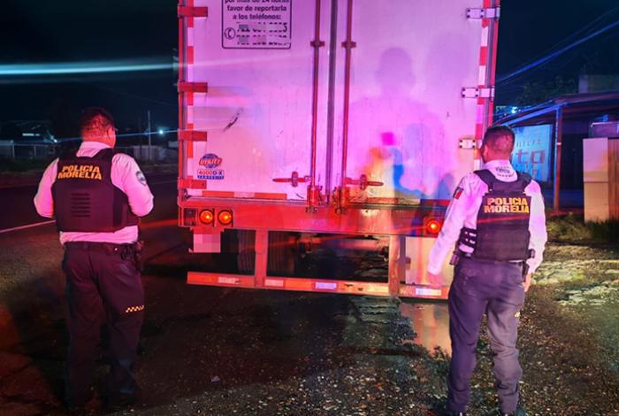 Policía Morelia asegura tractocamión robado y detiene a dos sujetos