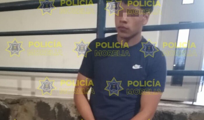 Policía Morelia asegura vehículo con reporte de robo y detiene a una persona