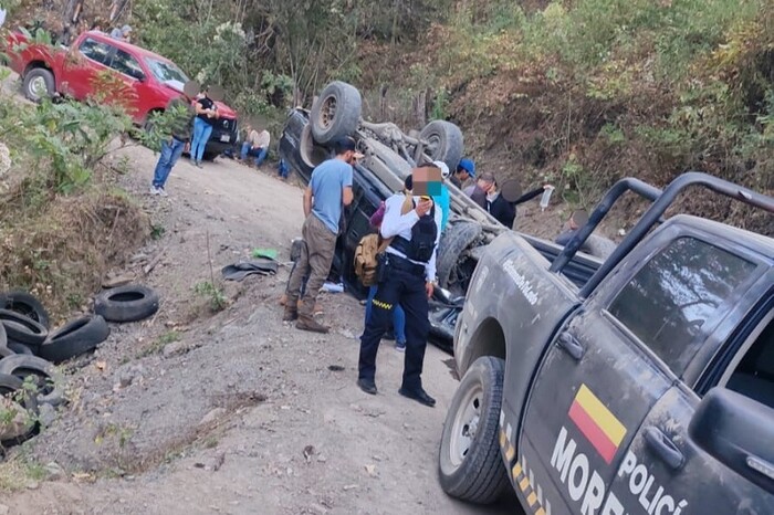 Policía Morelia atiende volcadura de vehículo en zona rural