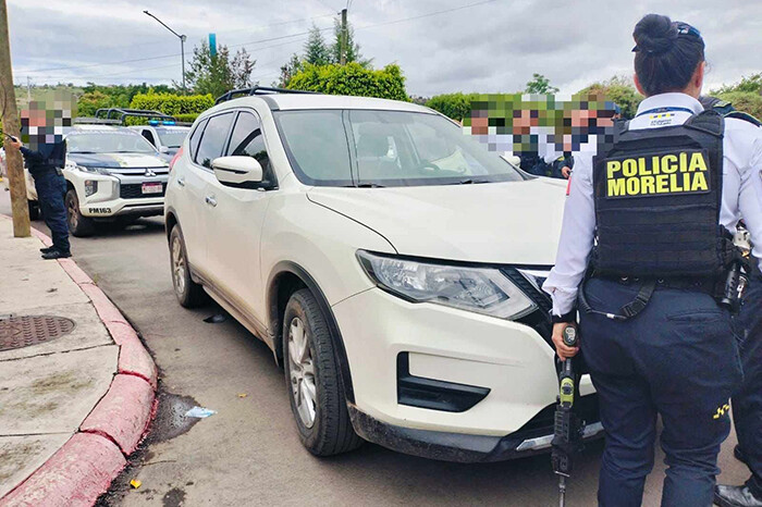 Policía Morelia detiene a 3 hombres en posesión de armas y vehículo con placa de un auto robado