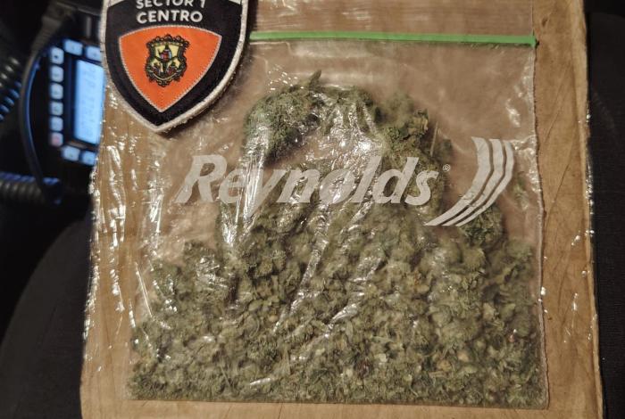 Policía Morelia detiene a persona por presunta posesión de enervantes en el Centro Histórico