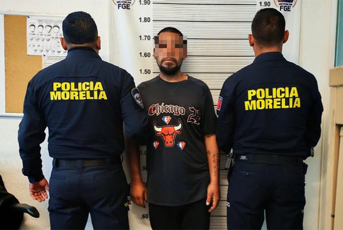 Policía Morelia detiene a hombre en posesión de motocicleta robada y arma de fuego