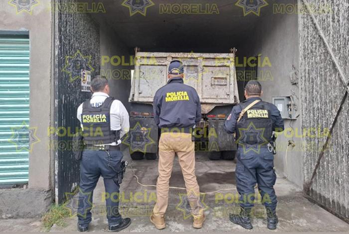 Policía Morelia resguarda vehículo presuntamente implicado en la muerte de ciclista