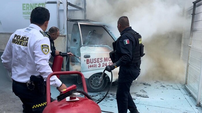 Policía Morelia y PC atienden incendio de camioneta del PVEM