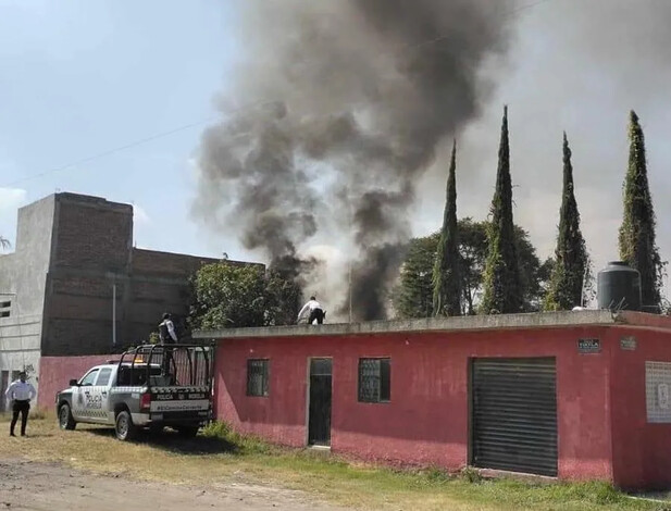 Policía y Bomberos Extinguen Incendio en Taller Mecánico de Morelia