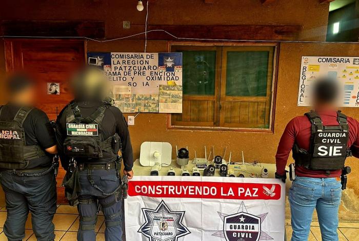 Policías aseguran varias cámaras de vigilancia en distintos puntos de poblaciones cercanas al Lago de Pátzcuaro.