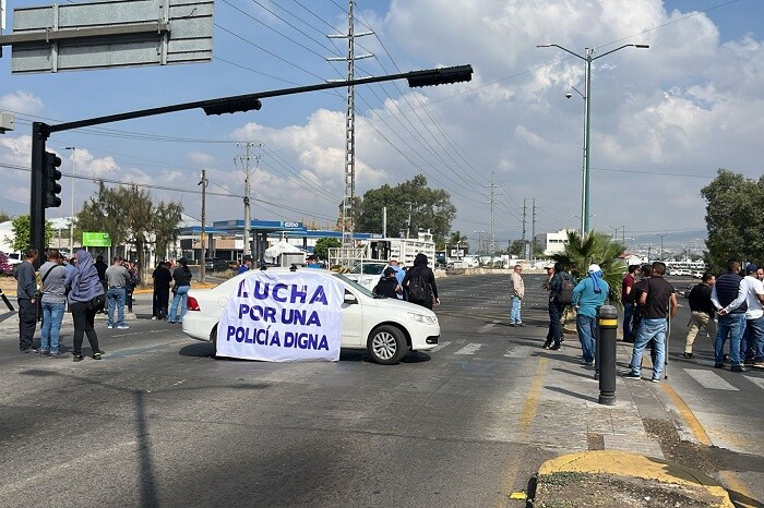 Policías bloquean de nuevo el libramiento de Morelia; tomarían el Cuartel de Uruapan