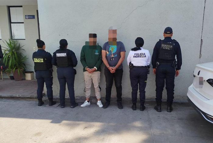 Policías capturan a dos sujetos tras persecución en Morelia; les aseguran pistola y camioneta robada