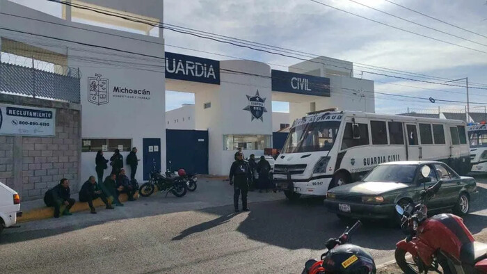 Policías de la Guardia Civil se manifiestan en el Cuartel Valladolid de Morelia