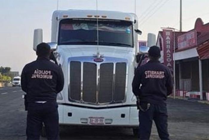 Policías de Tarímbaro recuperan tractocamión robado