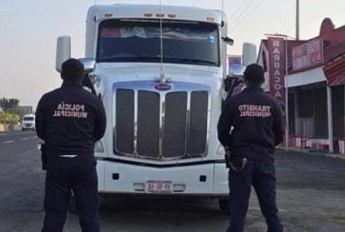 Policías de Tarímbaro recuperan tractocamión robado