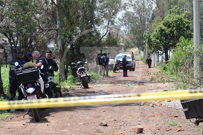 Policías detienen a los ocupantes de un Bora en Altozano, uno baja y les dispara; hay un agente muerto