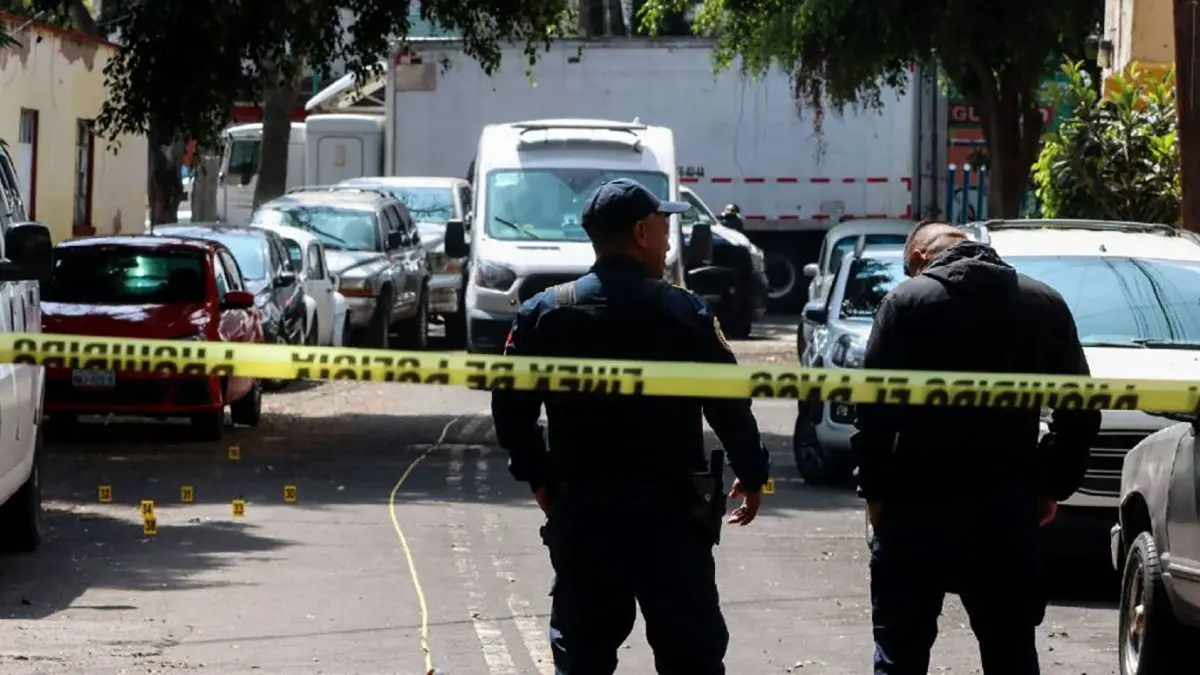 Policías frustran robo de vehículo en CDMX; muere un asaltante tras ser abatido