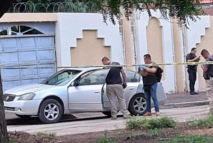 Policías persiguen a balazos a criminales en Apatzingán pero sólo aseguran el carro