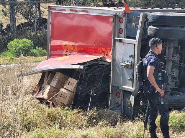 Policías recuperan tráiler cervecero robado y detienen al conductor, en Lagunillas