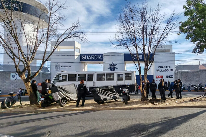 Policías se manifiestan en el Cuartel Valladolid de Morelia por demandas económicas