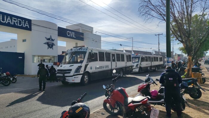 Policías se manifiestan en el Cuartel Valladolid de Morelia