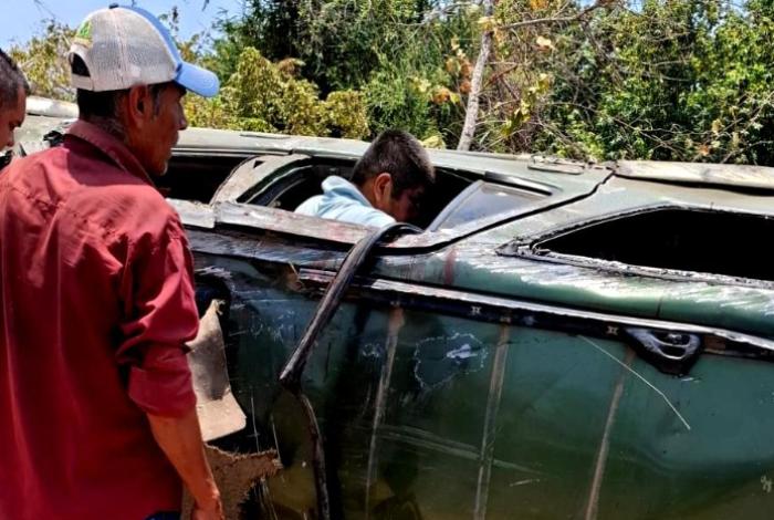 Ponchadura de neumático ocasiona volcadura de camioneta; hay 5 heridos