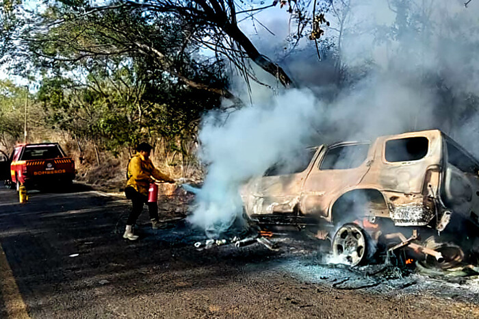 Por aparente falla camioneta se incendia en el camino a Acahuato