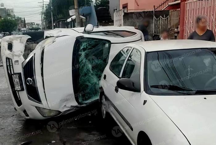 Por apurado, choca contra auto estacionado y vuelca, en Uruapan
