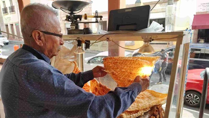 Por casi 50 años, se ha dedicado a la venta de chicharrón, en Morelia