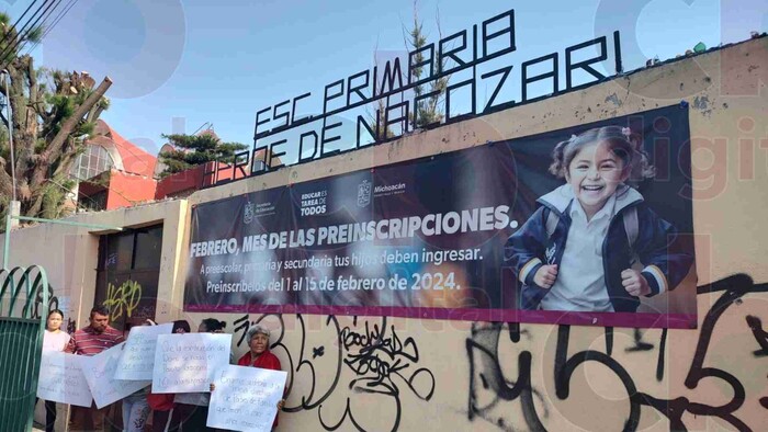 Por domo que pondría en riesgo a niños, se manifiestan en primaria Héroe de Nacozari, en Morelia