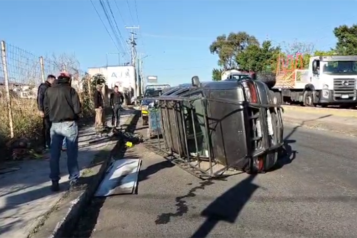 Por exceso de velocidad, vuelca camioneta en el Periférico de Morelia, en la colonia La Quemada