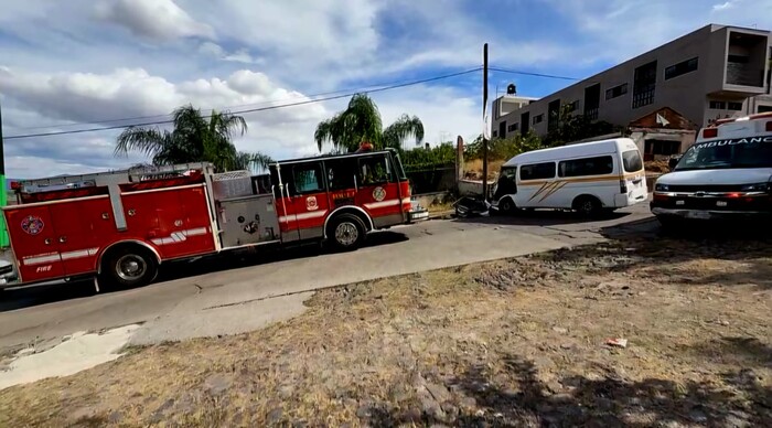 Por falla mecánica, combi del servicio público choca en Jiquilpan