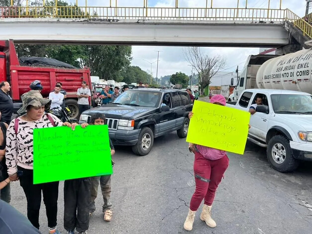 Por malos tratos, derechohabientes del IMSS bloquean vialidades en Uruapan