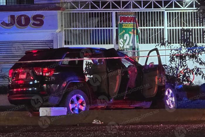 Por manejar a exceso de velocidad, se estampa contra semáforo y mu3re, en LC