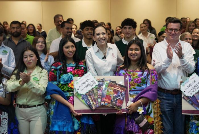 Por primera vez, Iemsysem entrega libros de texto a Telebachilleratos Comunitarios de Michoacán