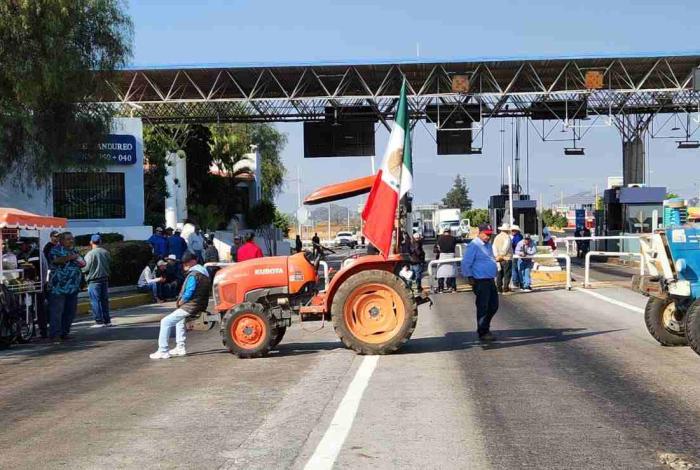 Por tercer día consecutivo permanencen bloqueos en carreteras de Michoacán