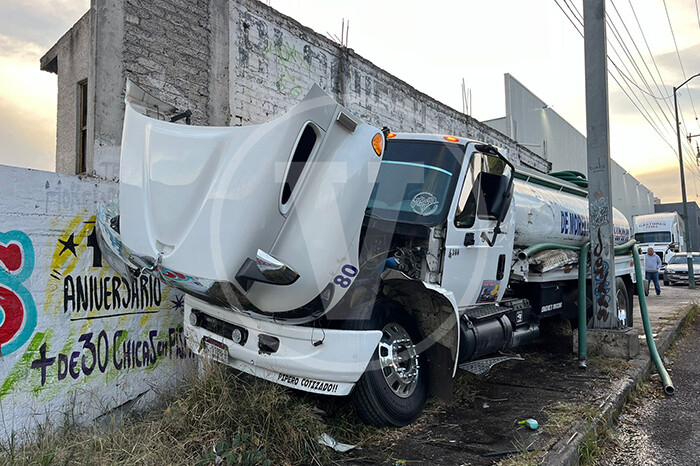 Por una falla mecánica, pipa de agua se accidenta en el Libramiento, cerca de Macroplaza Estadio