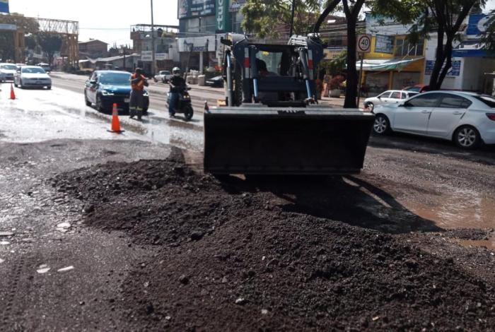 ¡Precaución! Brigadas quitan tons de tierra que arrastró la lluvia en salida a Quiroga