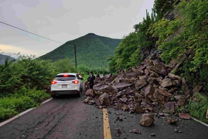 Precaución, se registra deslave en la carretera libre Ario de Rosales – Nueva Italia