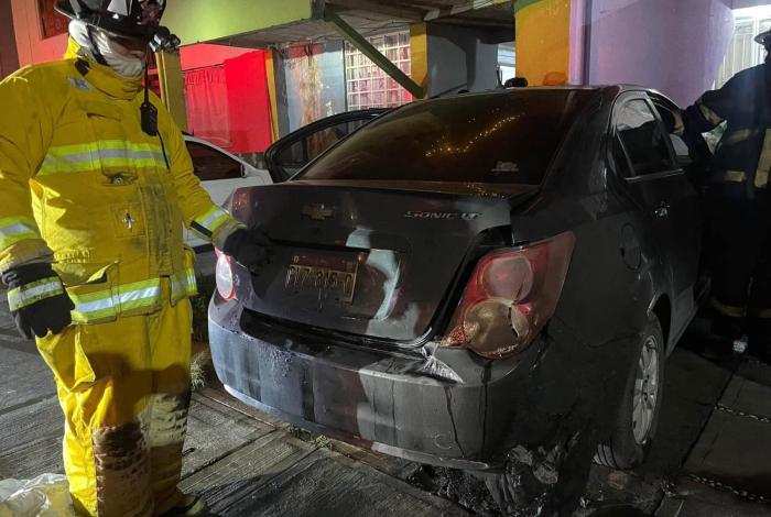 Prenden fuego a vehículo en Uruapan