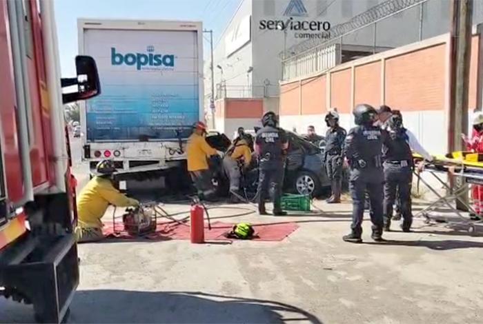 Prensado y con lesiones graves queda un automovilista tras chocar por alcance en la salida a Salamanca, en Morelia