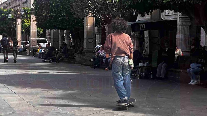 Preocupación en Plaza de Armas debido a Patinadores y ciclistas