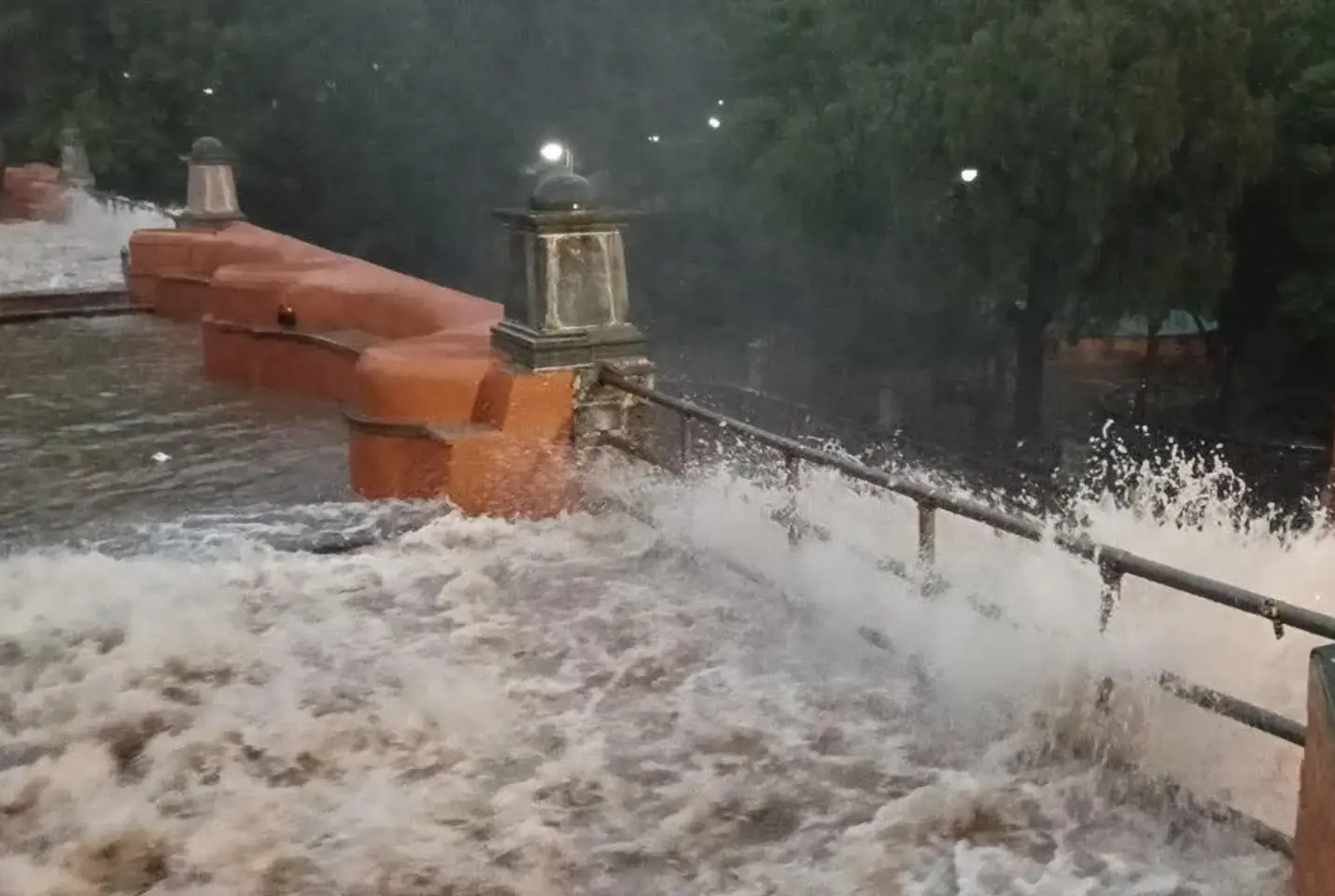 Presa San Renovato se desborda e inunda la calle subterránea en Guanajuato