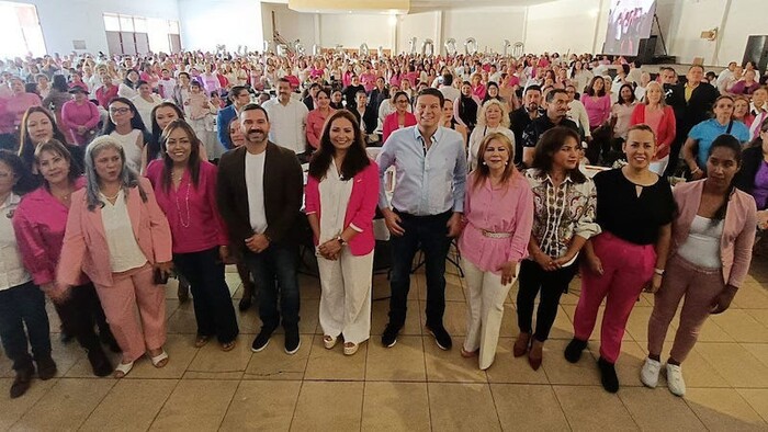 Presenta Alfonso Martínez el programa Mujeres al 1000×10