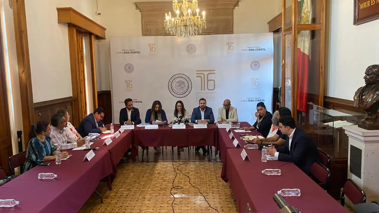 Presentan libro Jornaleros Agrícolas Migrantes y Pequeños Productores en el Congreso del estado