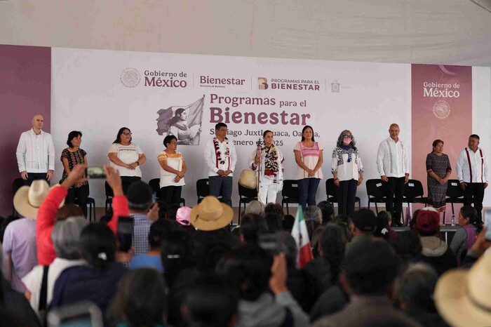 PRESIDENTA CLAUDIA SHEINBAUM DA BANDERAZO DE SALIDA A LA COMISIÓN GENERAL LÁZARO CÁRDENAS DEL RÍO PARA LA MIXTECA OAXAQUEÑA