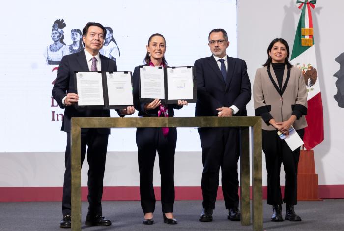 PRESIDENTA CLAUDIA SHEINBAUM FIRMA DECRETOS QUE MEJORAN LAS CONDICIONES LABORALES DEL MAGISTERIO: SE FACILITA LA MOVILIDAD Y SE REDUCE LA EDAD DE JUBILACIÓN