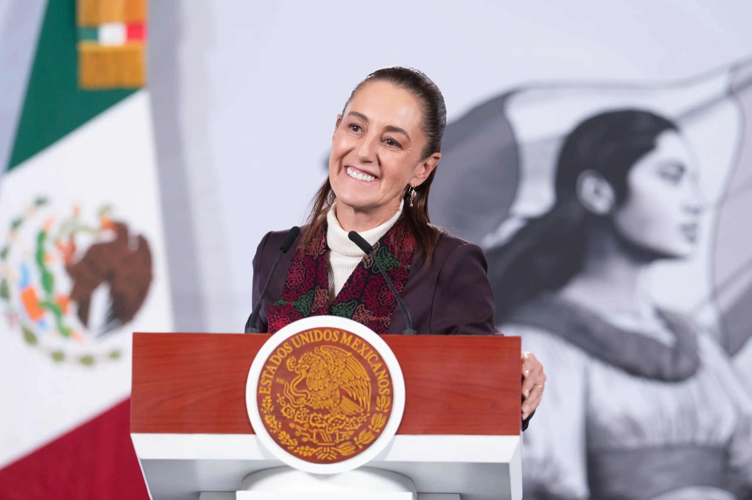 PRESIDENTA CLAUDIA SHEINBAUM FIRMA RESTITUCIÓN DE TIERRAS, INAUGURA CENTRO LIBRE PARA MUJERES Y CONVERSA CON JÓVENES EN GIRA POR CHIHUAHUA