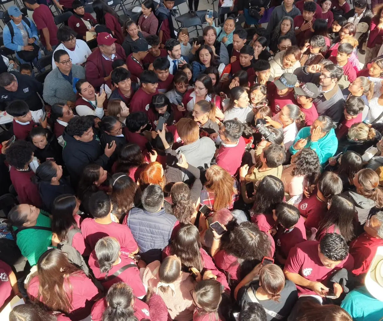 PRESIDENTA CLAUDIA SHEINBAUM ENTREGA TARJETAS DE LA BECA “BENITO JUÁREZ” Y SUPERVISA AVANCE DEL 90% EN CONSTRUCCIÓN DE BACHILLERATO EN EL MARQUÉS, QUERÉTARO