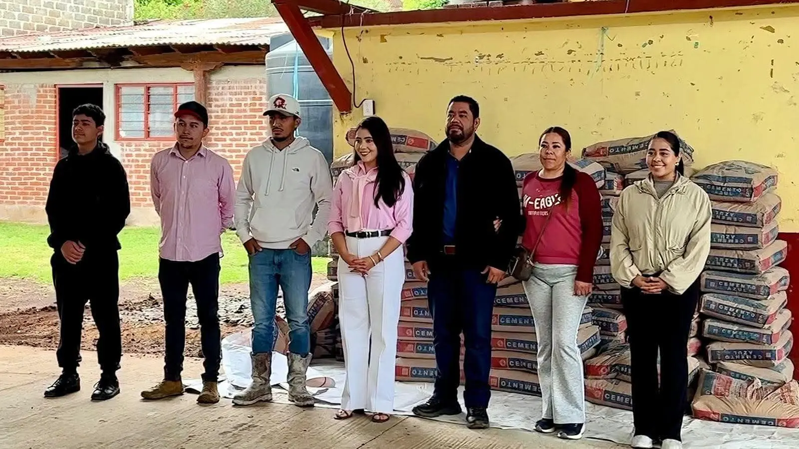 PRESIDENTA MUNICIPAL YOHANA MENDOZA, ENTREGA APOYO PARA INFRAESTRUCTURA DE LA CASA EJIDAL DE ARIO