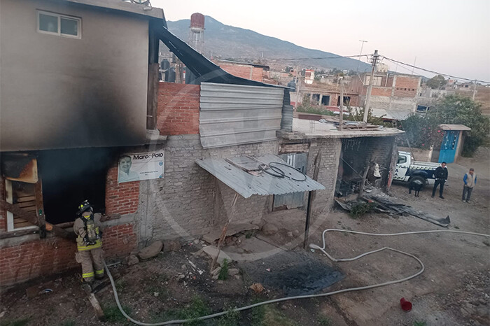 Presuntamente de forma intencional incendian una casa al norte de Morelia