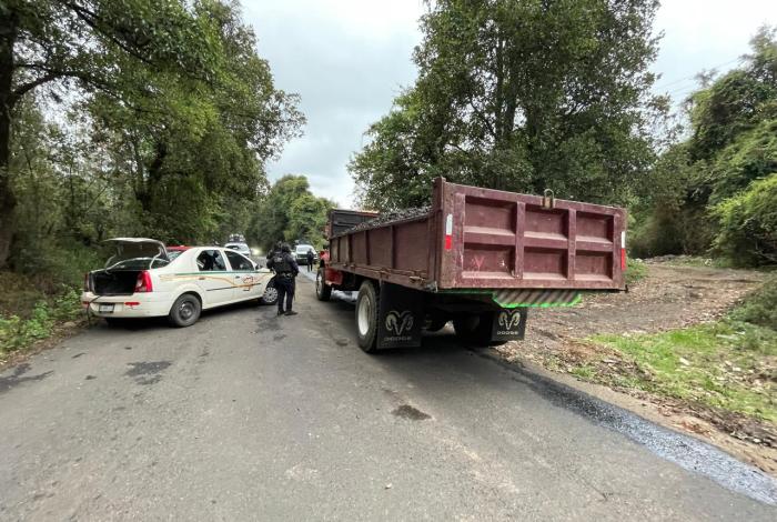Presuntos integrantes de grupo delincuencial bloquean carreteras en Opopeo